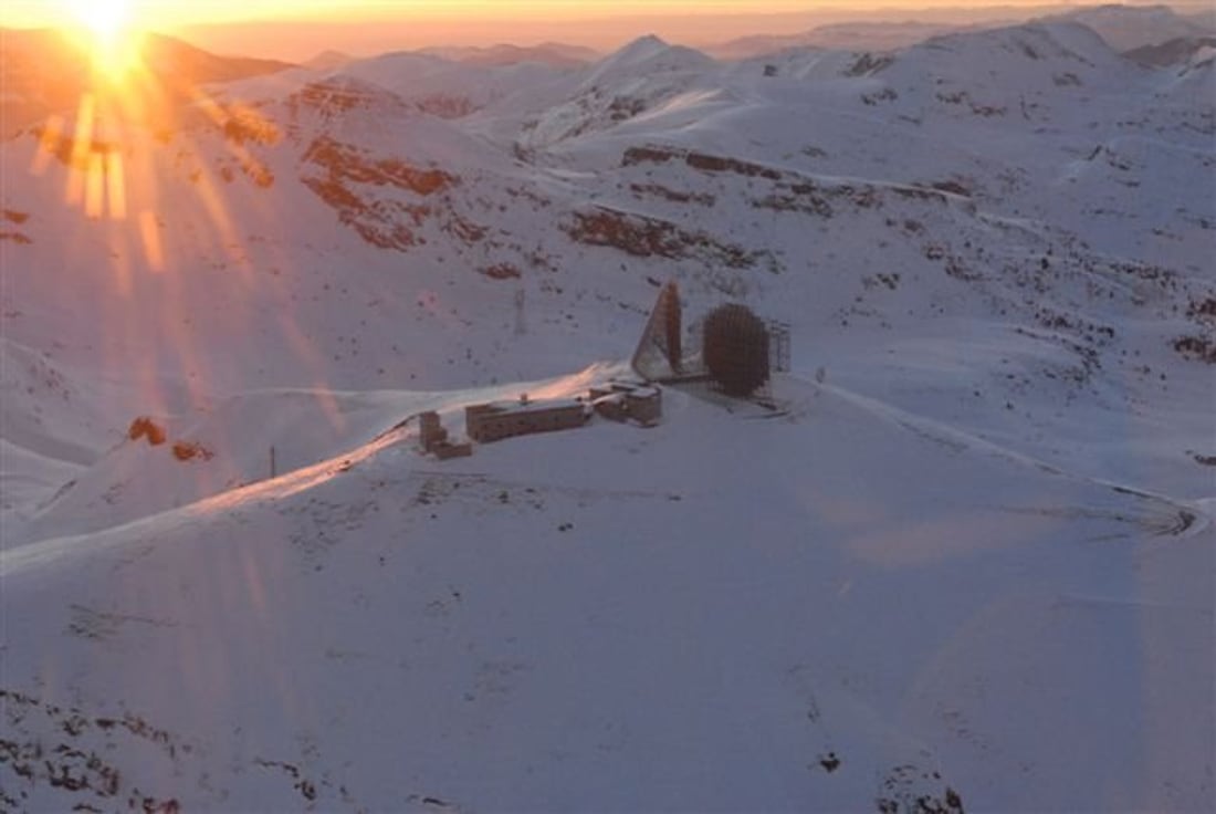 La postazione ripetitrice del Dosso dei Galli, ex base NATO sul Maniva a circa 2200 metri: cresta innevata al tramonto